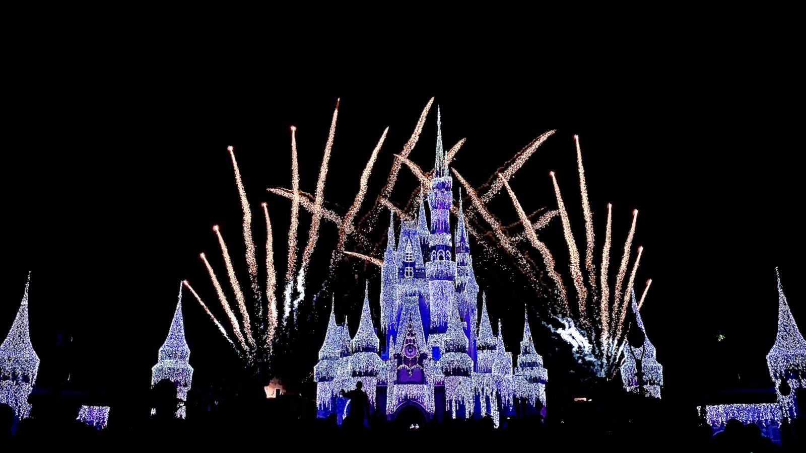Minnie's Wonderful Christmastime Fireworks Mickey's Very Merry Christmas Party 2019